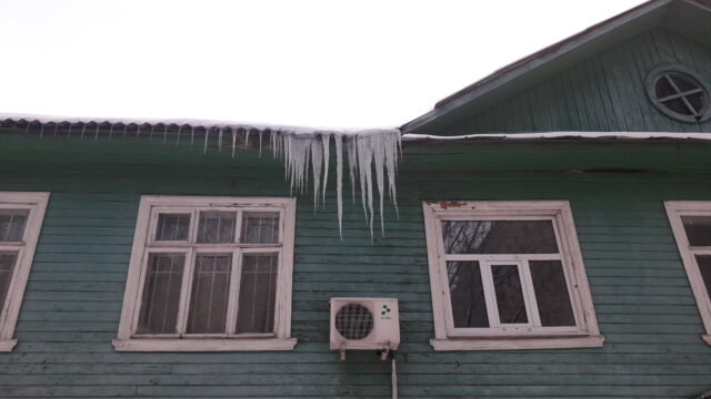 Рыбинцам разъяснили, как действовать, если с крыш угрожающе свисает наледь