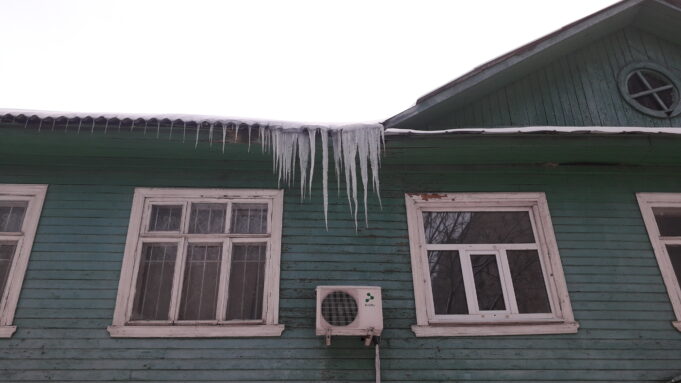 Рыбинцам разъяснили, как действовать, если с крыш угрожающе свисает наледь