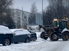 На Скомороховой горе вновь не удалось полностью убрать снег с проезжей части