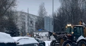 На Скомороховой горе вновь не удалось полностью убрать снег с проезжей части