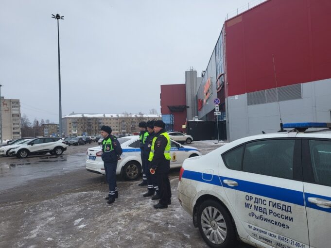 В Рыбинске родители продолжают пренебрегать правилами безопасности, перевозя детей в машине