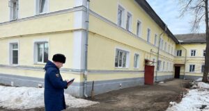 На курсантов Речного училища в Рыбинске с крыши упал лед