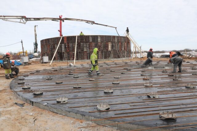 Михаил Евраев проверил ход строительства очистных сооружений канализации в Ростове