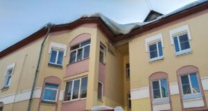 В Рыбинске от падения снега с крыши дома пострадала женщина