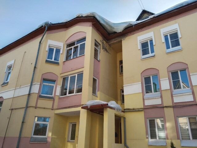 В Рыбинске от падения снега с крыши дома пострадала женщина