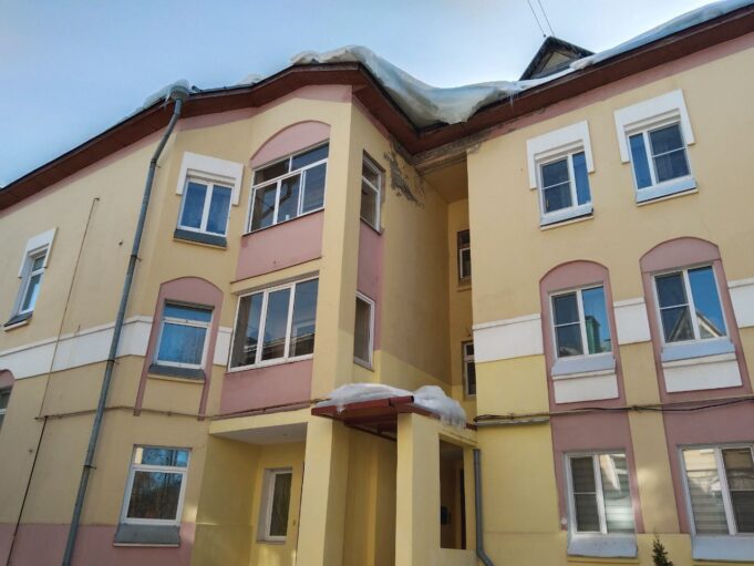 В Рыбинске от падения снега с крыши дома пострадала женщина