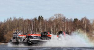 В Рыбинске спустили на лед судно на воздушной подушке «Хаска-10»