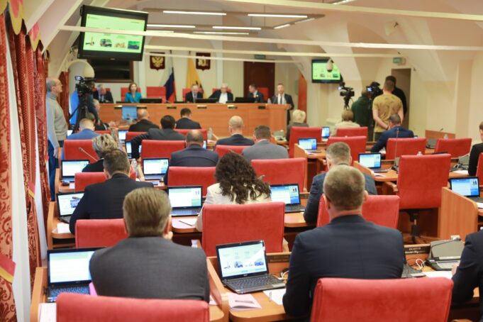 Михаил Евраев выступил с отчетом о деятельности Правительства региона за 2023 год и рассказал о приоритетных направлениях развития