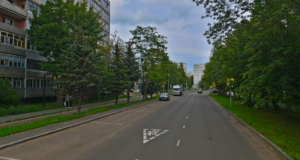 Жителей Скомороховой горы убедительно просят убрать авто с проезжей части