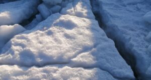 Рыбаки уплыли на льдине