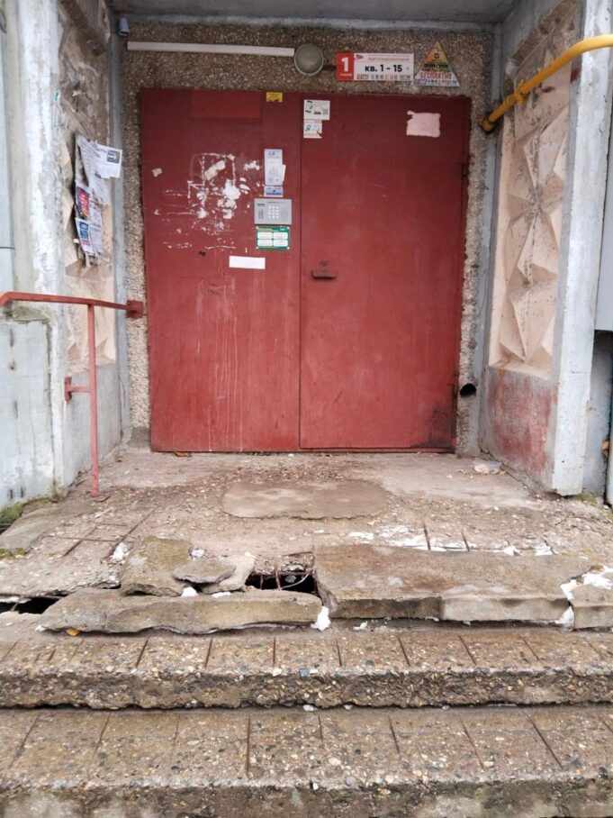 Прокуратура Рыбинска обязала управляющую компанию к ремонту крылец у многоквартирного дома