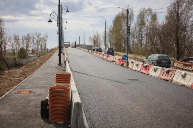 Укладка асфальта на волжском мосту в Рыбинске идет полным ходом