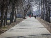 На проспекте Серова возобновили ремонт тротуара