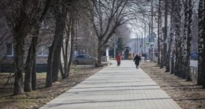 На проспекте Серова возобновили ремонт тротуара