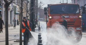 В Рыбинске проводят влажную уборку