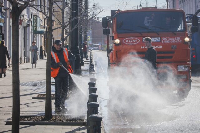 В Рыбинске проводят влажную уборку