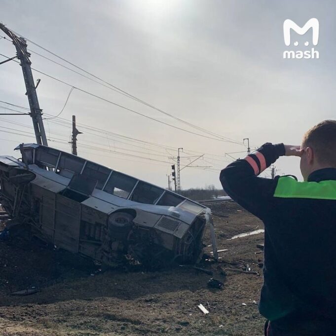 Семь человек погибли в ДТП с автобусом и поездом в Ярославской области