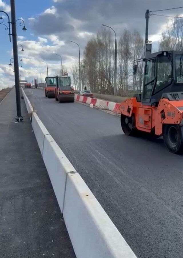 Укладка асфальта на волжском мосту в Рыбинске идет полным ходом