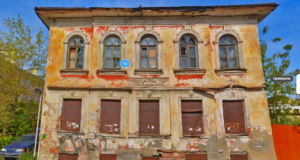 Неприглядный дом на Бульварной закроют баннером