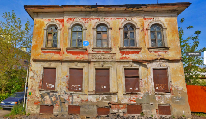Неприглядный дом на Бульварной закроют баннером