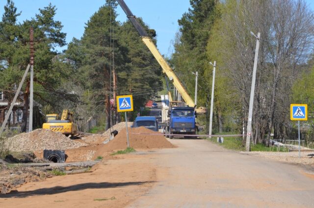В Тихменево расширяют основную дорогу поселка