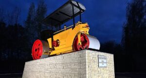 В Рыбинске у памятника первого моторного катка появилась подсветка