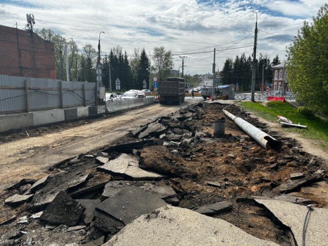 В Рыбинске дороги частного сектора начали подсыпать асфальтовой крошкой