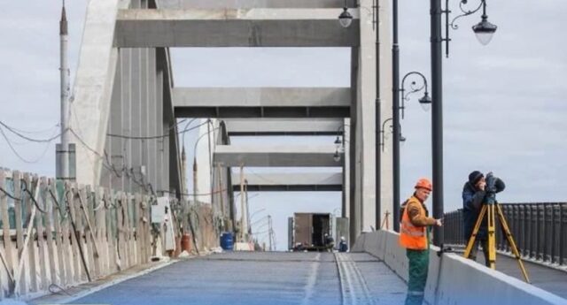 На Волжском мосту в Рыбинске укладывают асфальт