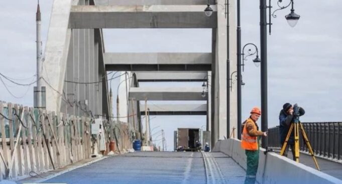 На Волжском мосту в Рыбинске укладывают асфальт