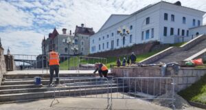 В Рыбинске ремонтируют гранитные ступени на Волжской набережной