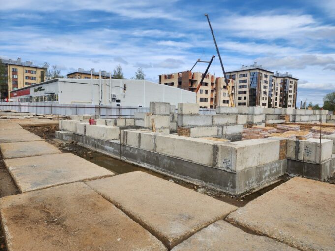 Прокуратура проверила ход строительства дома под расселение в Рыбинске