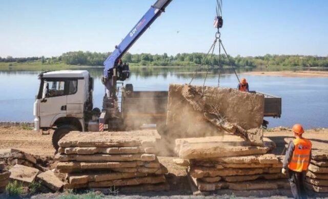 В Рыбинске ремонтируют берегоукрепление в Волжском