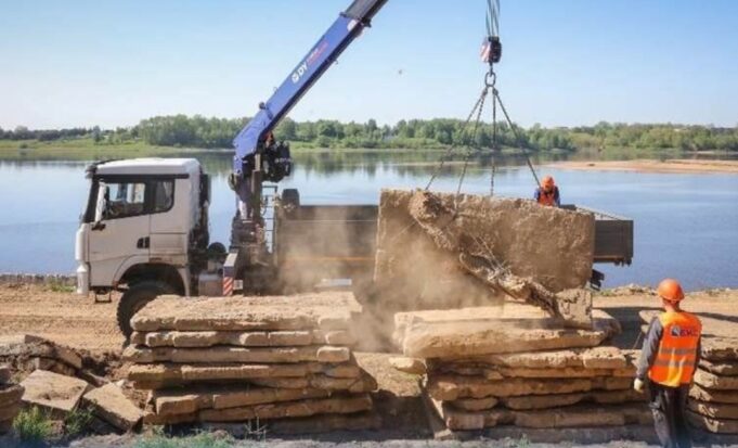 В Рыбинске ремонтируют берегоукрепление в Волжском
