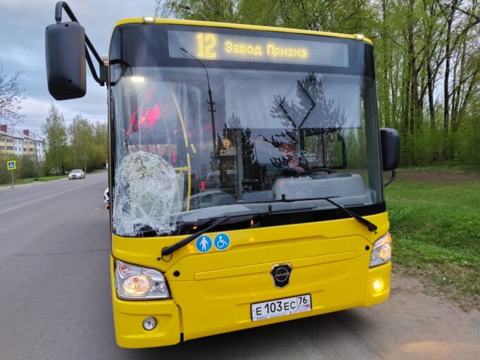 В Рыбинске водитель желтого автобуса сбил пешехода
