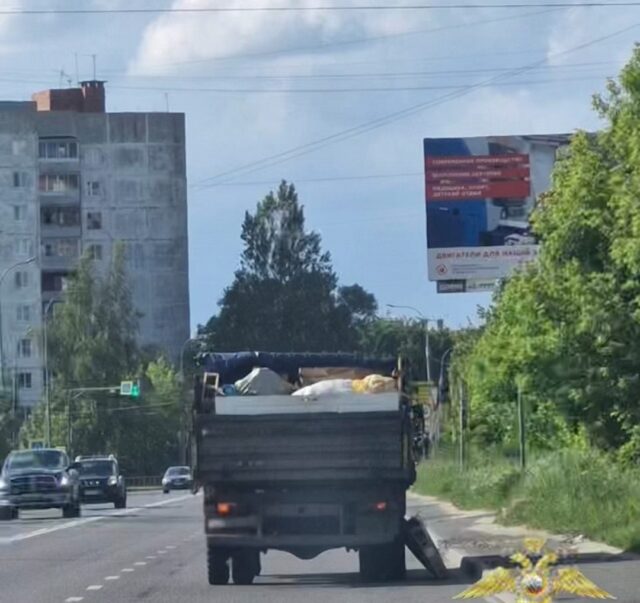 Водитель из Рыбинска допустил падение тяжелого груза с машины