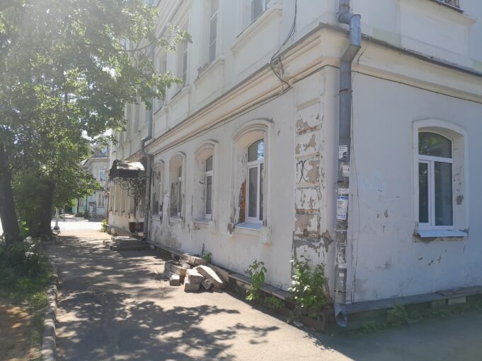 А воз и ныне там: когда продолжится ремонт фасада детского диагностического центра на улице Бородулина?