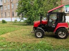 В Рыбинске активно занимаются покосом газонов