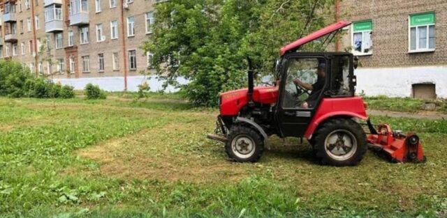 В Рыбинске активно занимаются покосом газонов
