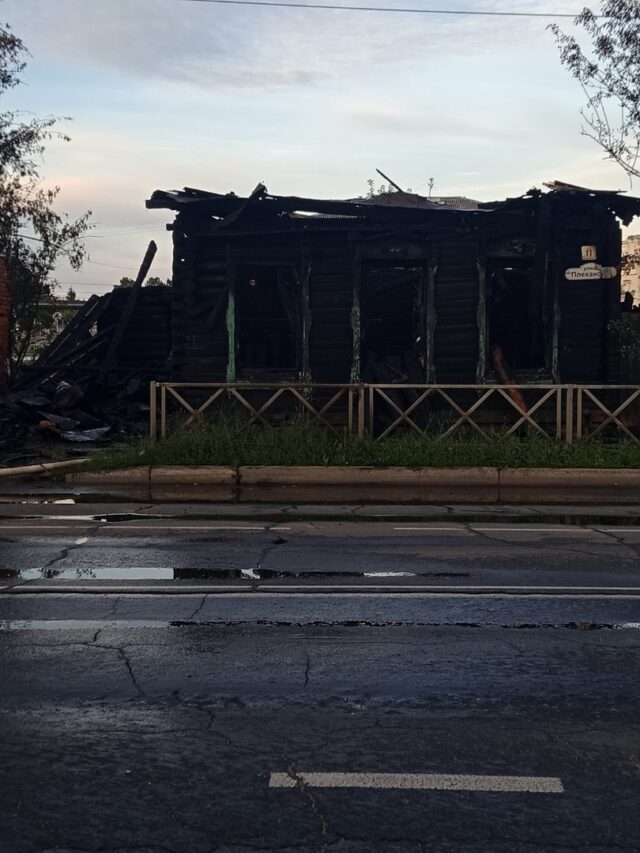 На улице Плеханова в Рыбинске сгорел деревянный дом