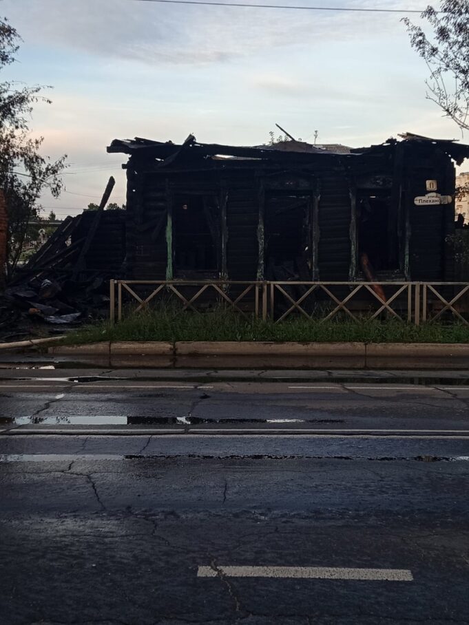 На улице Плеханова в Рыбинске сгорел деревянный дом