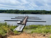 В селе Хопылево устанавливают причалы