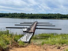 В селе Хопылево устанавливают причалы