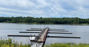 В селе Хопылево устанавливают причалы