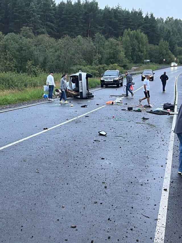 Под Рыбинском перевернулся ВАЗ