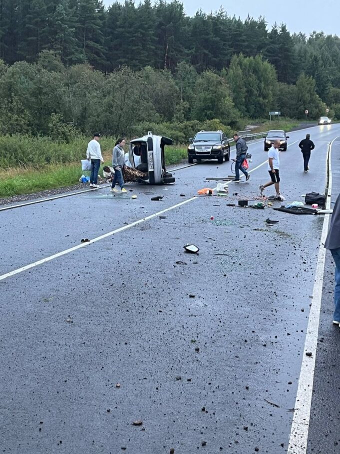 Под Рыбинском перевернулся ВАЗ