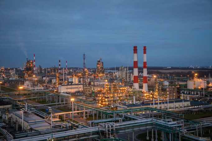 Беспилотник пытался атаковать нефтеперерабатывающий завод в Ярославле