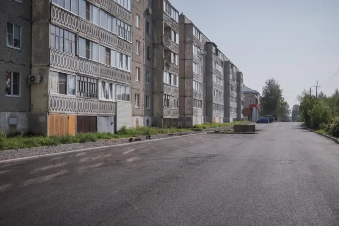На улице Алябьева в Рыбинске укладывают второй слой асфальта