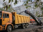 С улицы Радищева в Рыбинске начали срезать асфальт