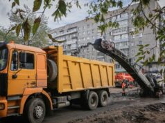С улицы Радищева в Рыбинске начали срезать асфальт
