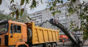 С улицы Радищева в Рыбинске начали срезать асфальт